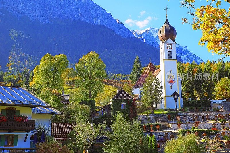 巴洛克教堂在Grainau阿尔卑斯村庄与Zugspitze, Waxenstein和Alpspitze景观-戏剧性的风景在巴伐利亚阿尔卑斯，德国-宏伟的秋天阿尔卑斯景观-加米施，德国巴伐利亚